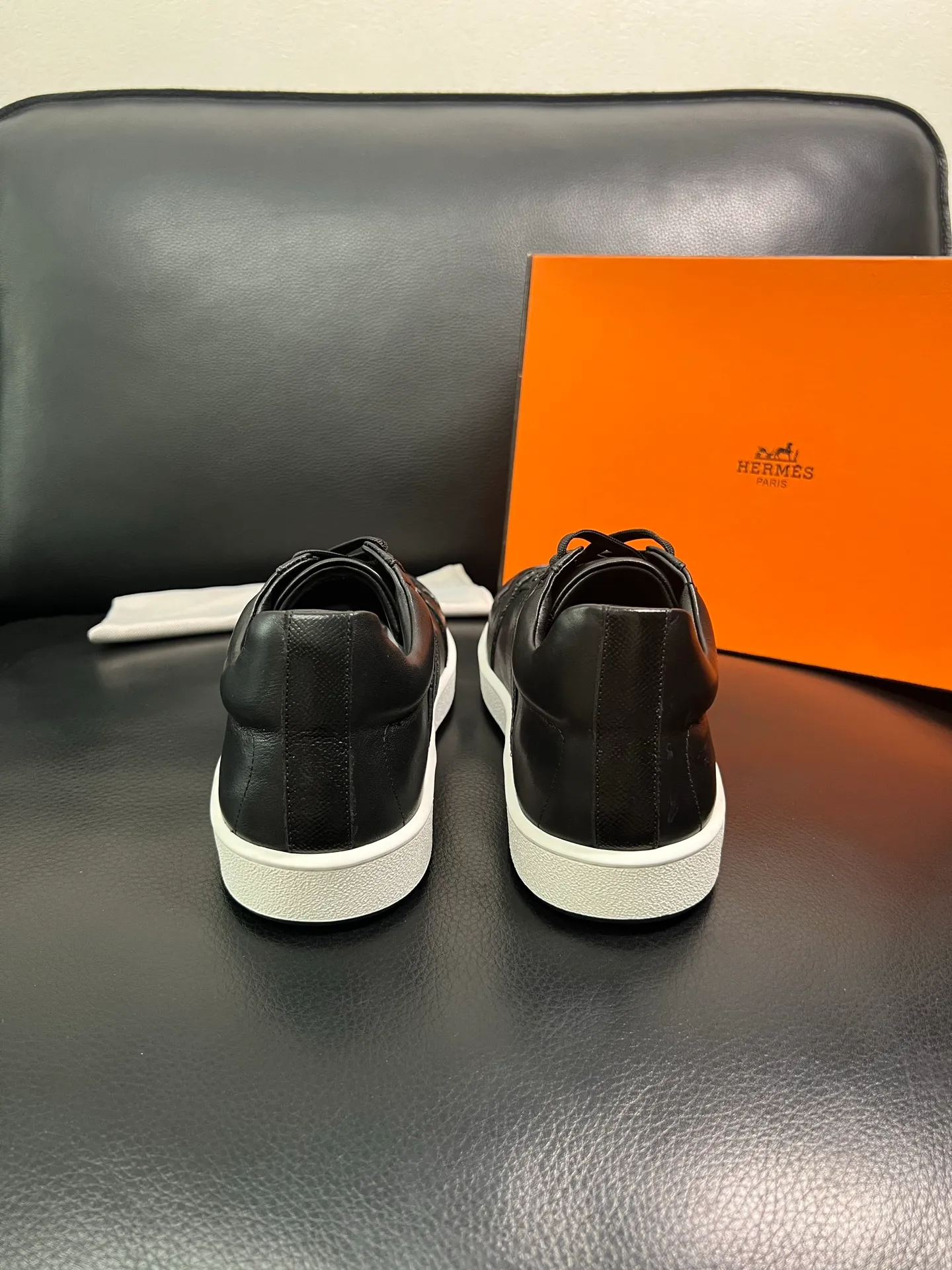 Men's shoes 💰700 Hermes Top Purchasing Agent Hermes counters are on sale at the same time with original factory configuration, original cowhide fabric imported from Italy, high-quality splicing technology, fully imported water-dyed cowhide lining, soles: original soles specially provided by the original factory are super comfortable, the original factory and single goods are of high quality, welcome to compare at the same time at the counter, code number 38-44 (customized 45 46) 85851